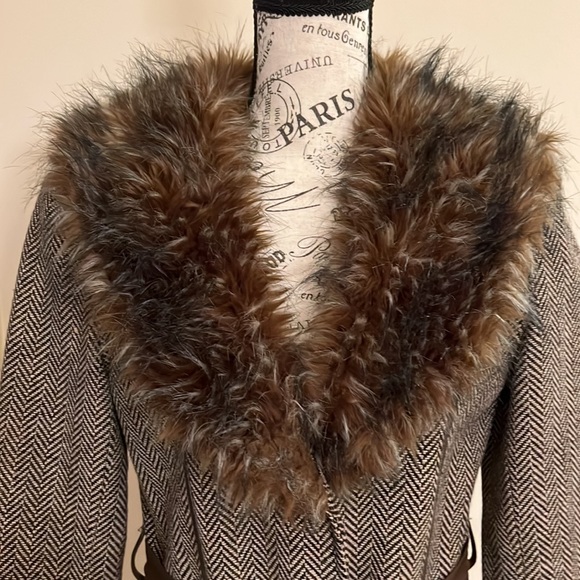 Vintage-Inspired DKNY Herringbone Midi Coat with Fur Collar & Cuffs - Picture 3 of 8